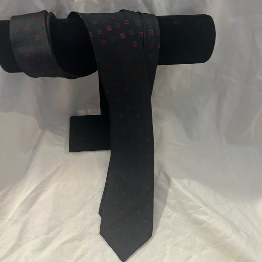 Hermes Men's black and red silk tie with Geometric floral design.